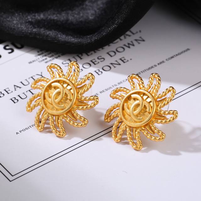 Chanel vintage metal vintage earrings, simple style, super atmospheric Xiaoxiang