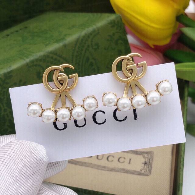 Ged0082 Gucci Seven Double G fan-shaped earrings, featuring a classic distressed