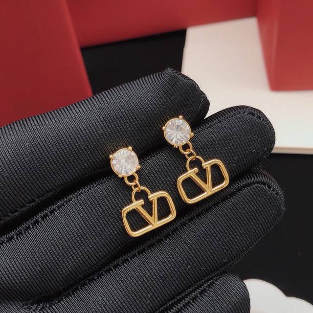 No. Ved0085 Valentino white diamond single diamond earrings with V-shaped glossy