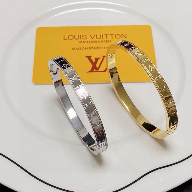 New Louis Vuitton series engraved bracelet, suitable for both men and women! Top