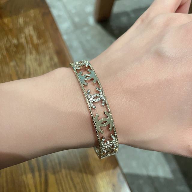 Xiaohongshu recommends this popular Chanel new C-shaped hollow bracelet. This hi