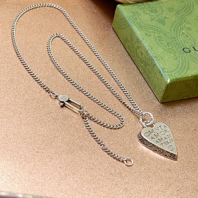 the latest luxury Gucci necklace, boasts a higher-end chain, a celebrity favorit