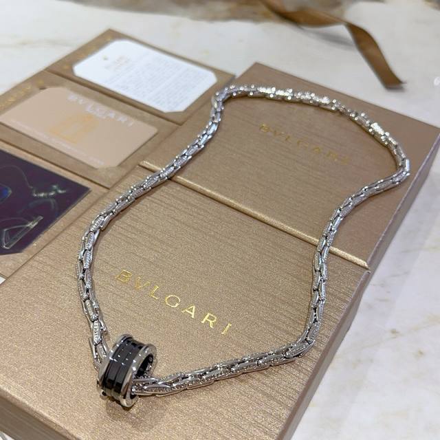 Bulgari necklace in V gold. The Divas' Dream collection is immaculately presente