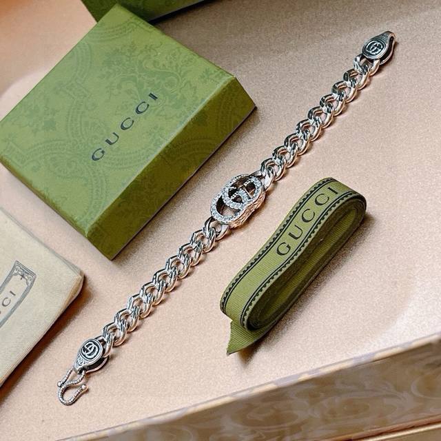 2025 Gucci's latest collection. This classic, exquisite bracelet boasts a truly