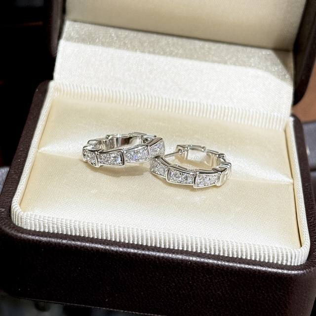 A6504 Bv New Serpenti series snake scale half-diamond earrings, made from German
