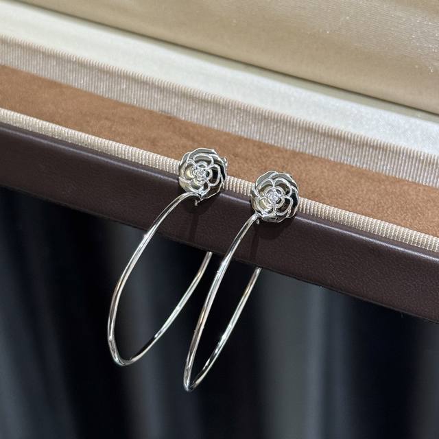 A0993 Earl Camellia Series Camellia Smooth Earrings Luxurious, Exquisite and Fem
