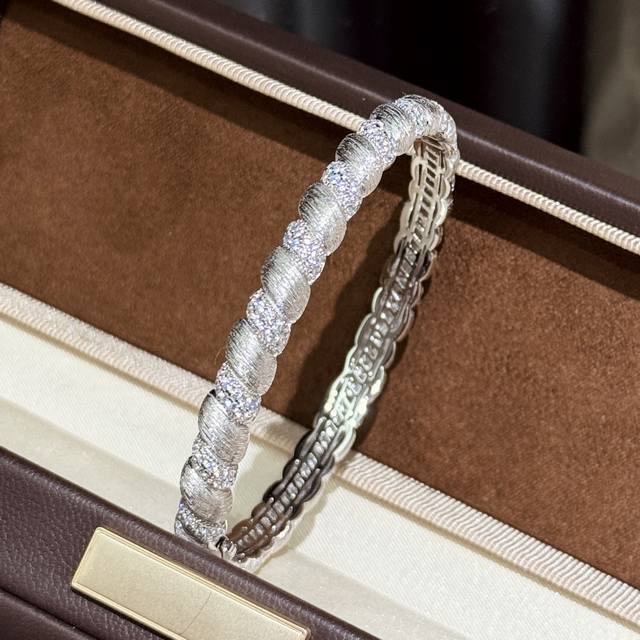 A6441 A must-have, vintage, half-diamond twisted, brushed bracelet from an indep