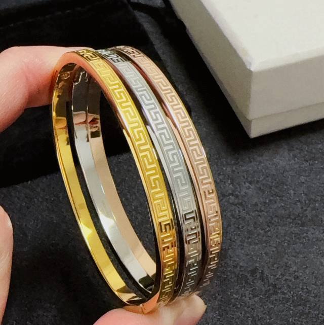 New Givenchy narrow-cut unisex bracelet. Original photo. The design is unassumin