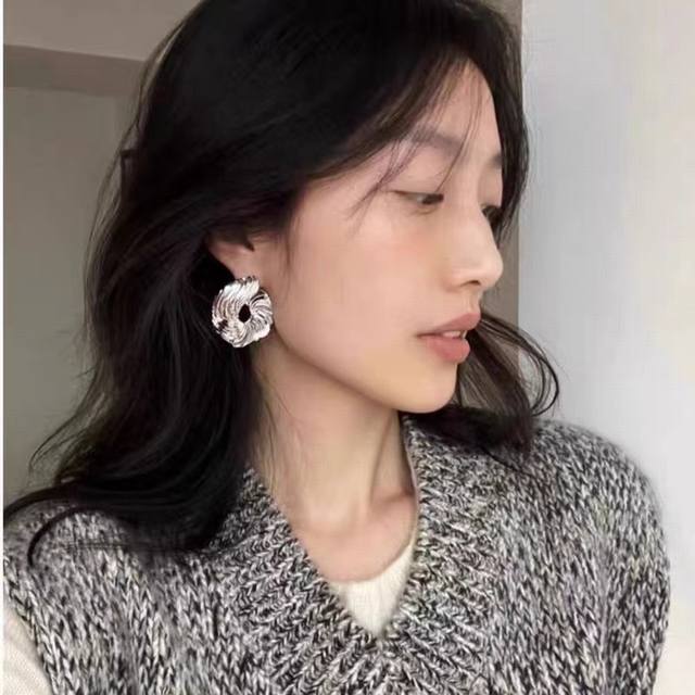Wens's new earrings are exquisite, durable and gorgeous. The overall details are
