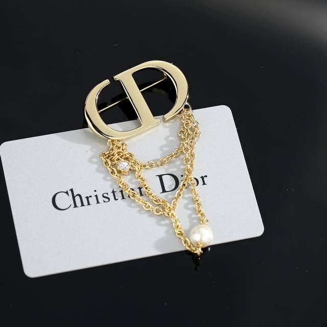 Dior's hot-selling new brooch. This CD letter chain brooch is not a common produ