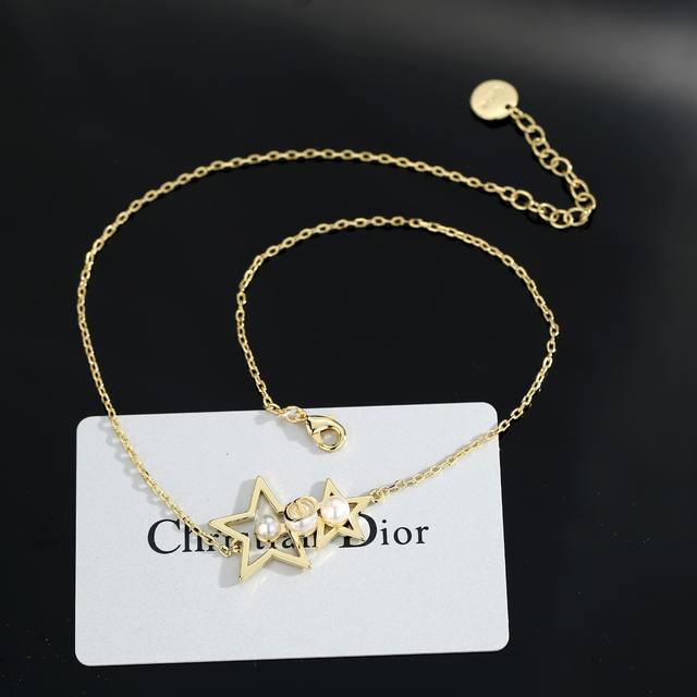 Dior star necklace has a simple design yet is fashionable. The perfect collision