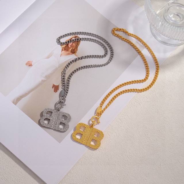 Original goods, new Balenciaga new necklace, same as the counter, brass material
