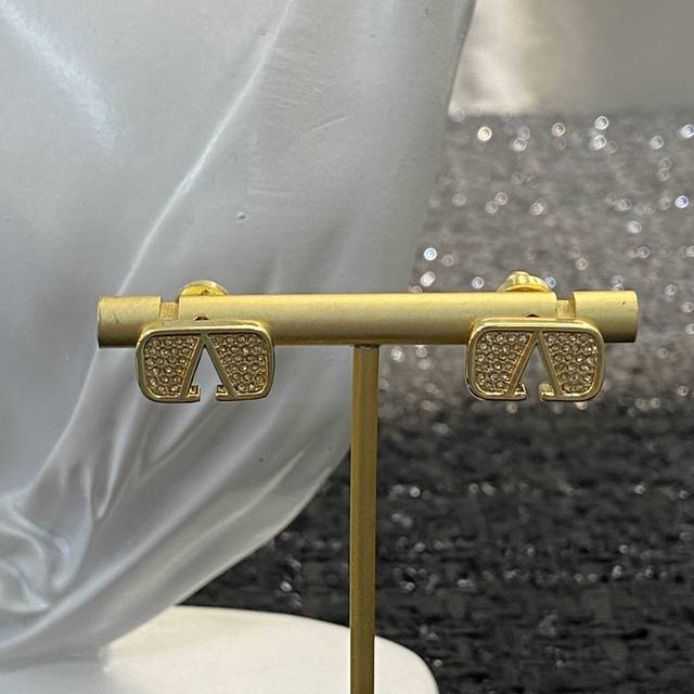 Code E2145 0847820 Valentino earrings are inlaid with diamonds with exquisite cr