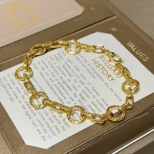 Bvlgari Divas' Dream bracelet in V-gold. Perfectly presented, with impeccable de