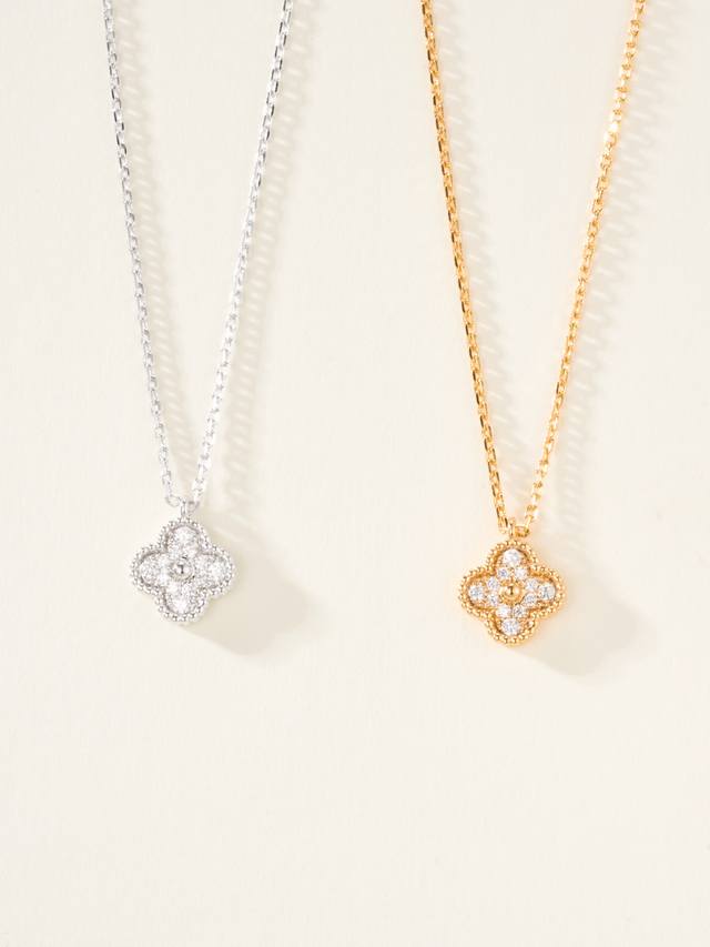 In this fast-paced world, small and exquisite jewelry is particularly beautiful.