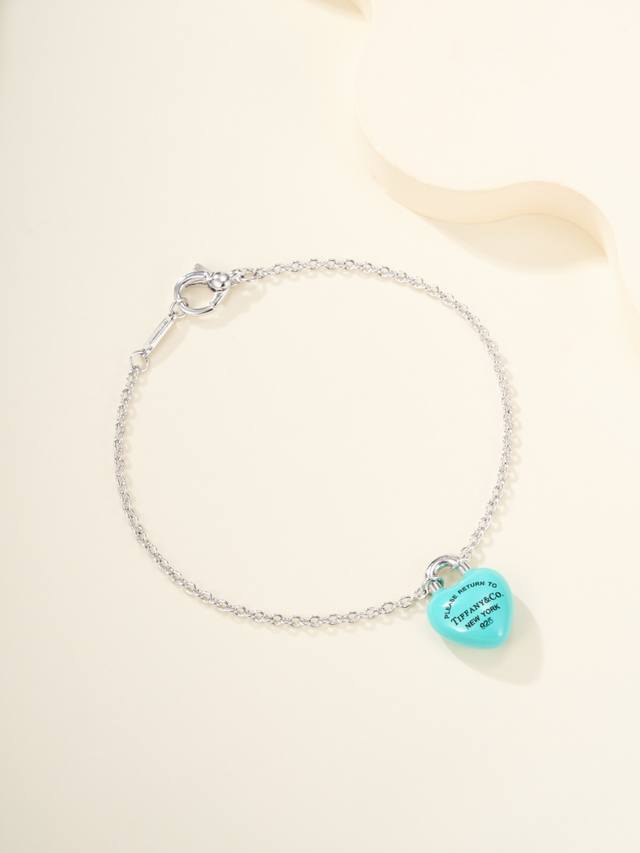 A timeless classic, this 17cm long T-brand enamel heart-shaped bracelet
