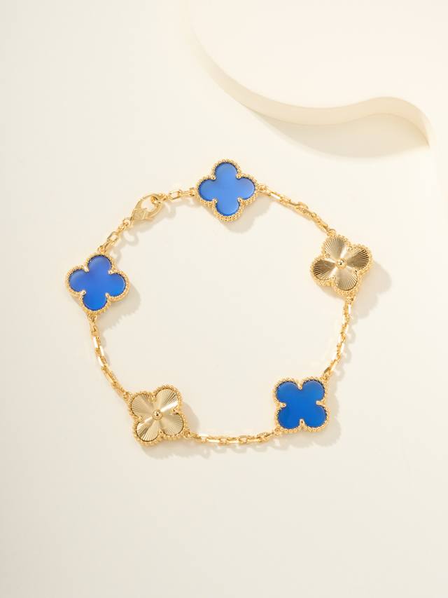 New carved blue chalcedony five-flower bracelet in gold