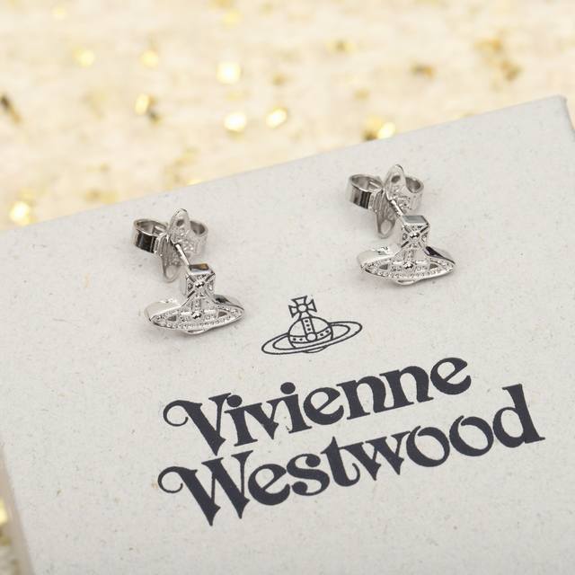 208111 We're here, baby! What a happy planet! Come, this is Vivienne Westwood! B