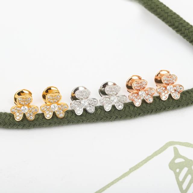 203687 We offer the Clover Mini Diamond Stud Earrings (Zp67600+). Look for the o