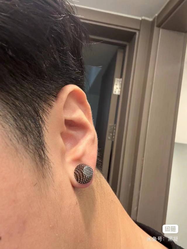 Balenciaga earrings are simple and elegant. The gold texture is rich and looks g
