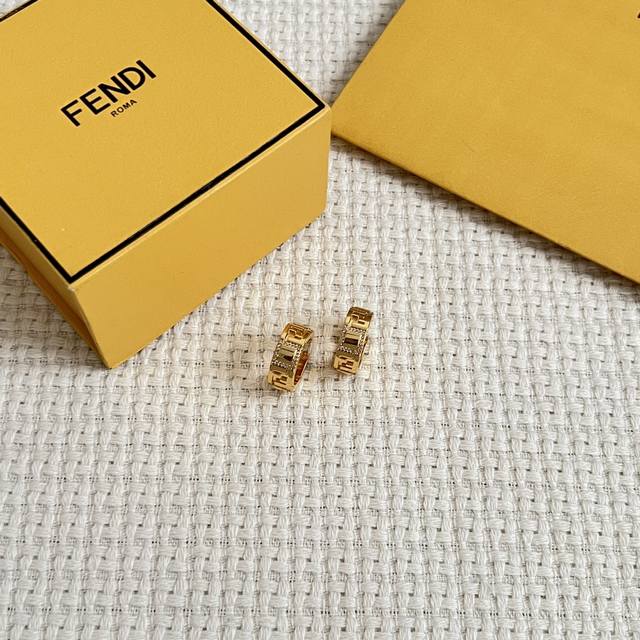 Fendi Fendi high-end custom hot new simple and generous earrings gorgeous debut,