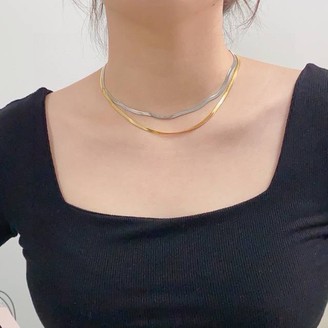 Celine Arc de Triomphe snake bone necklace with Arc de Triomphe pattern, freely