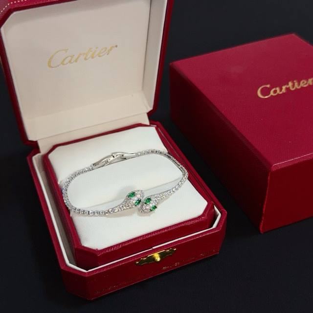 Cartier diamond bracelet, high-end custom edition. Diamond-inlaid craftsmanship