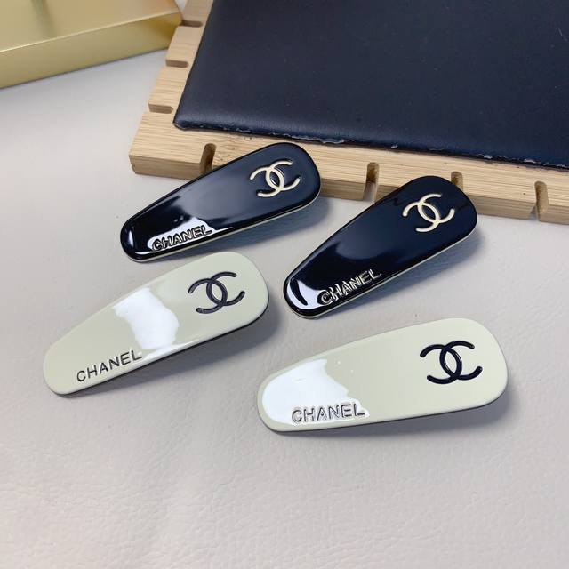 Chanel Chanel clip-on acrylic logo clip-on side clip, a daily exquisite small si