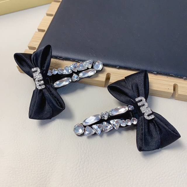 Miumiu Miu Miu Miu clip-on bow logo clip-on side clip, a daily exquisite small s