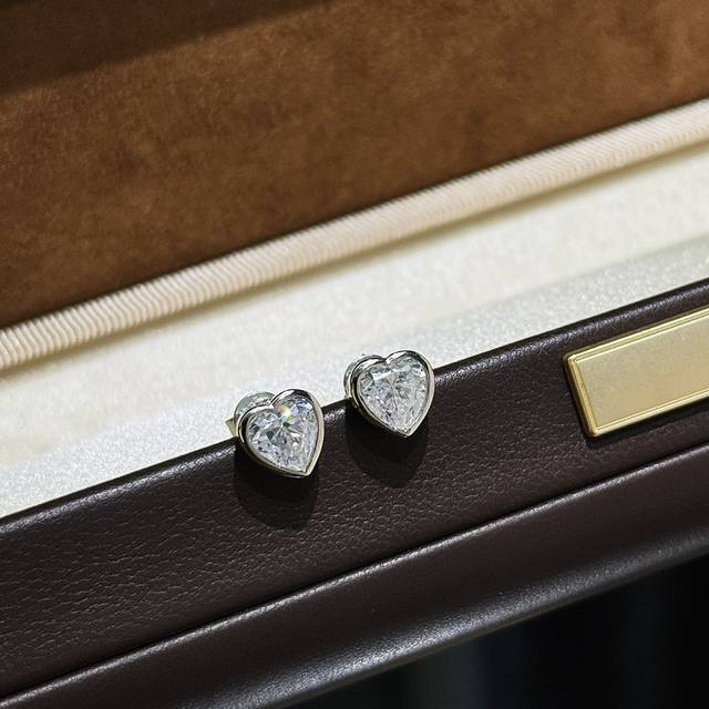 A6380 A must-have for a goddess. These Gia diamond mini earrings are incredibly
