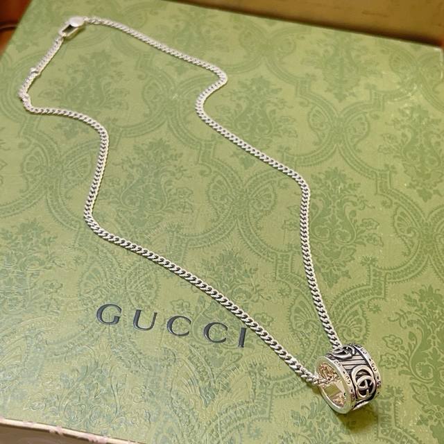 The latest Gucci necklace, featuring a higher-end chain. This Anger Forest serie