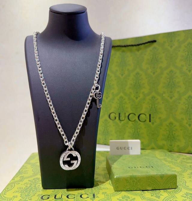 is so cool! This is the latest 2025 Gucci necklace, a higher-end chain. A classi