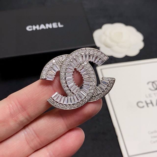 Chanel counter new full diamond high-quality Chanel brooch, is the most understa