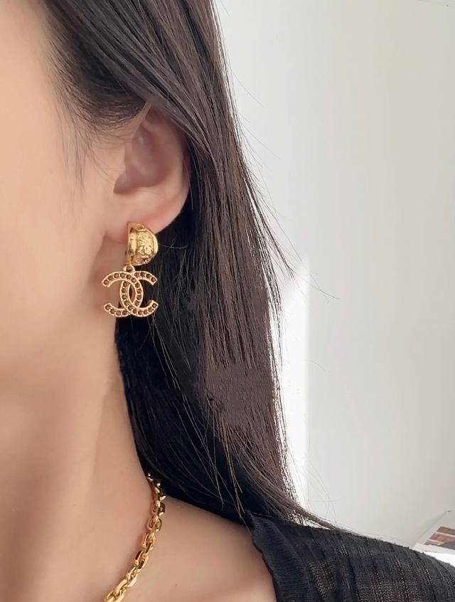 Today's new model, code E3154 0257820 Chanel earrings are a hot seller! The Chan