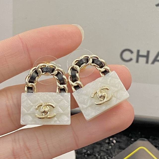 Code E2109 0247820 Chanel earrings hot-selling model, new leather chain retro lo