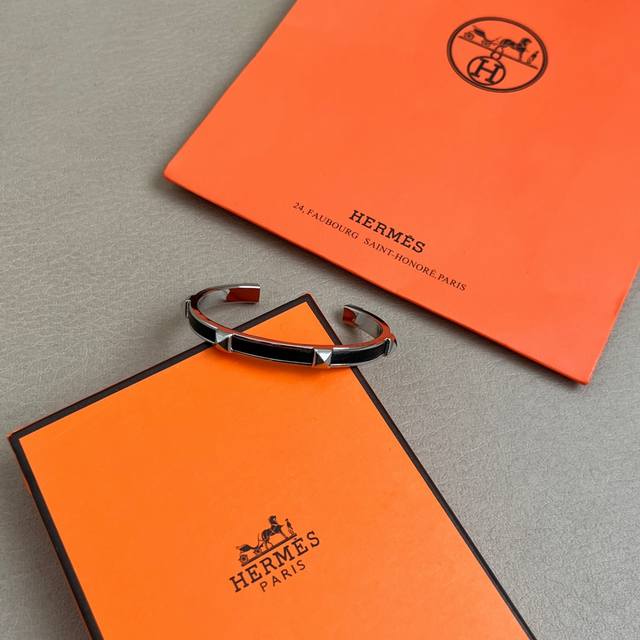 Hermes bracelet, this bracelet is very delicately designed, and the high-end eff