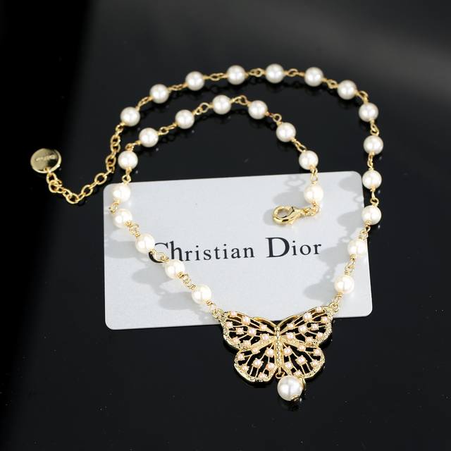 Dior Cd Bow Pearl Necklace has a simple design yet stylish, the perfect collisio
