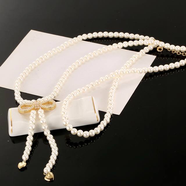 Dior's hot-selling new bow pearl necklace and sweater chain are new and not just