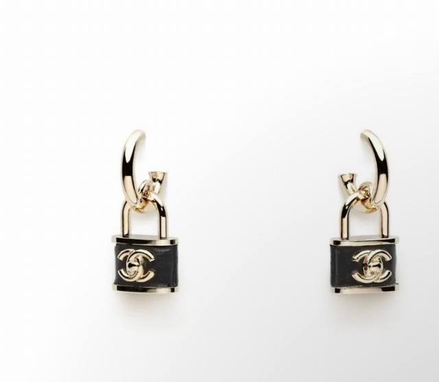 Chanel 25A sheepskin backpack buckle lock earrings with light gold as the main c