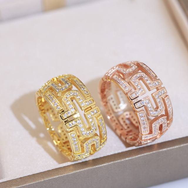 Bulgari Paperclip Ring, a classic and versatile design, features micro-set AAA z