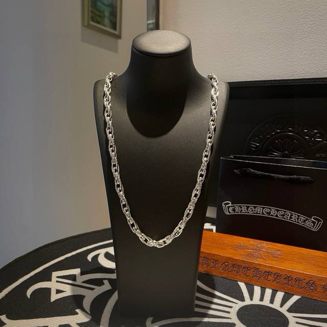 New, counter-quality Chrome Hearts classic retro hoop necklace. The concave and