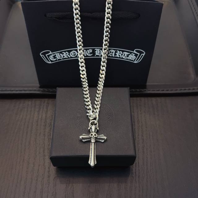 New counter-quality Chrome Hearts classic necklace, featuring a skull cross pend
