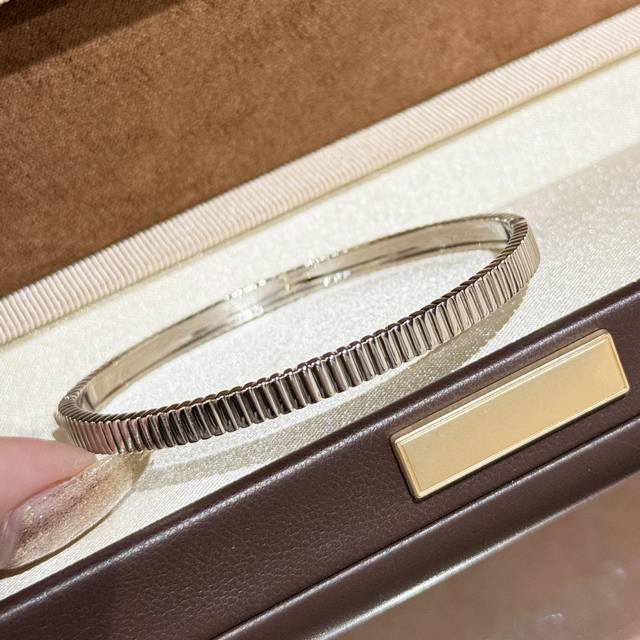 A4934 An upgraded, heavier version of this stylish, must-have Boucheron grosgrai