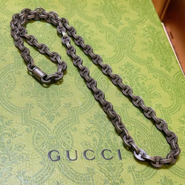 This is the latest Gucci necklace, a top choice for influencers. This chain is e