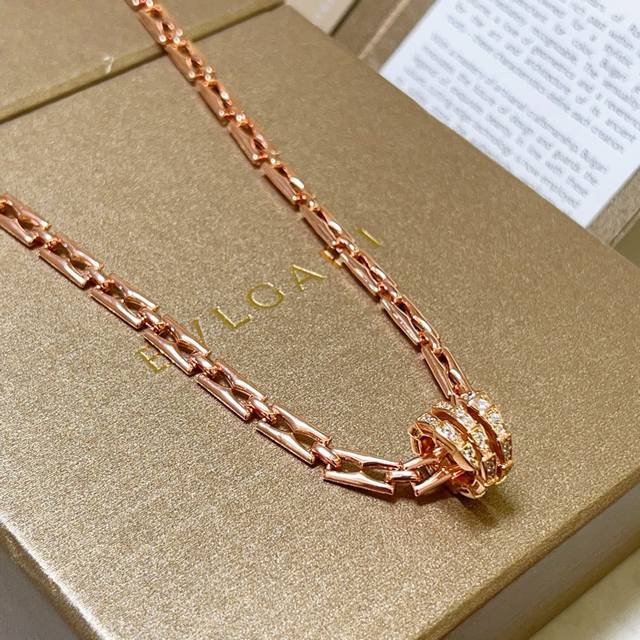 Bulgari necklace in V gold. The Divas' Dream series is immaculately presented, w