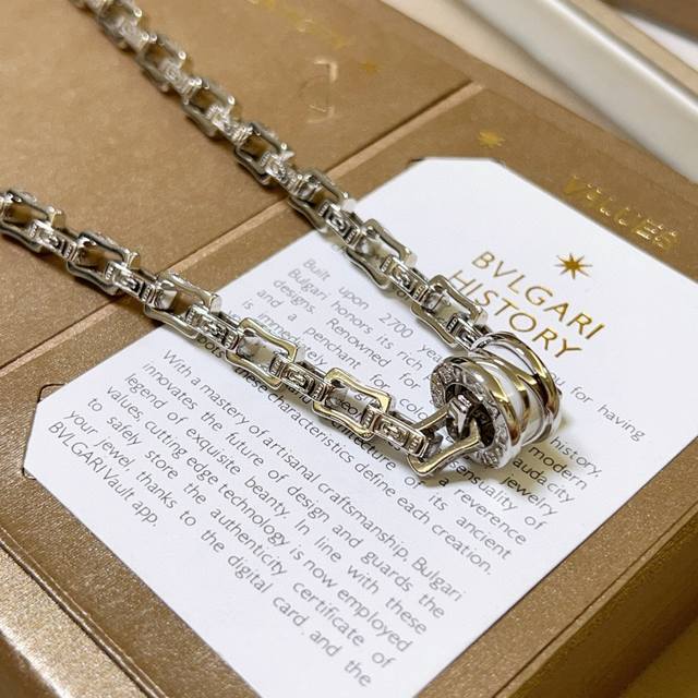 Bulgari necklace made of V-gold. The Divas' Dream series is in perfect condition