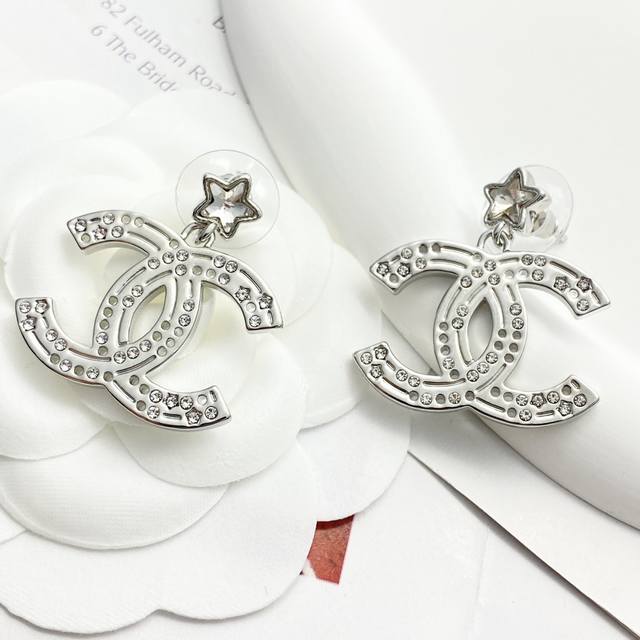 Code E2842 0257820 Chanel earrings are a hot seller! New arrival! Chanel 24 Star