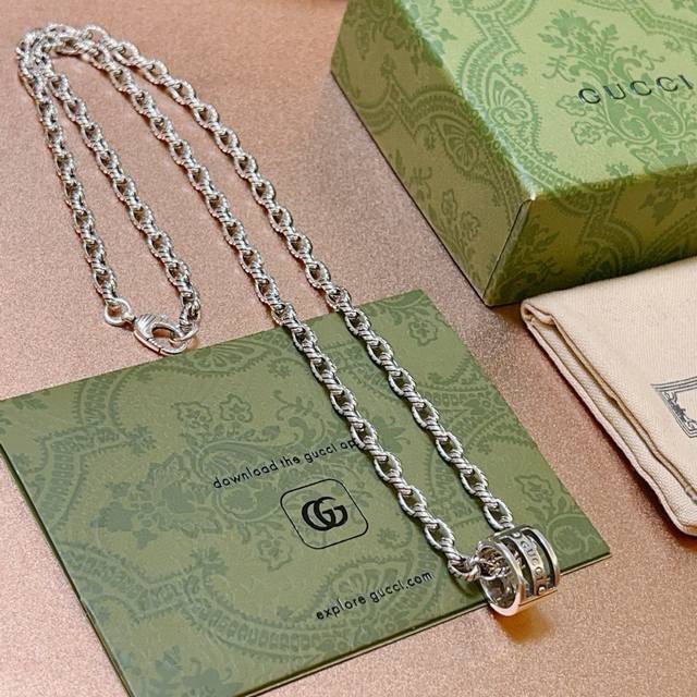 Gucci's latest necklace, a higher-end chain, a celebrity favorite. Anger Forest