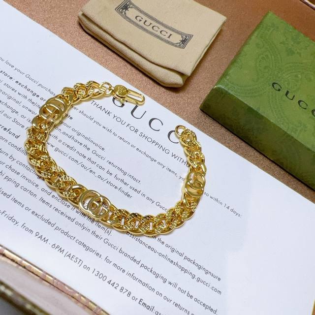 s latest luxury bracelet. Look for the details, featuring a shimmering sand effe