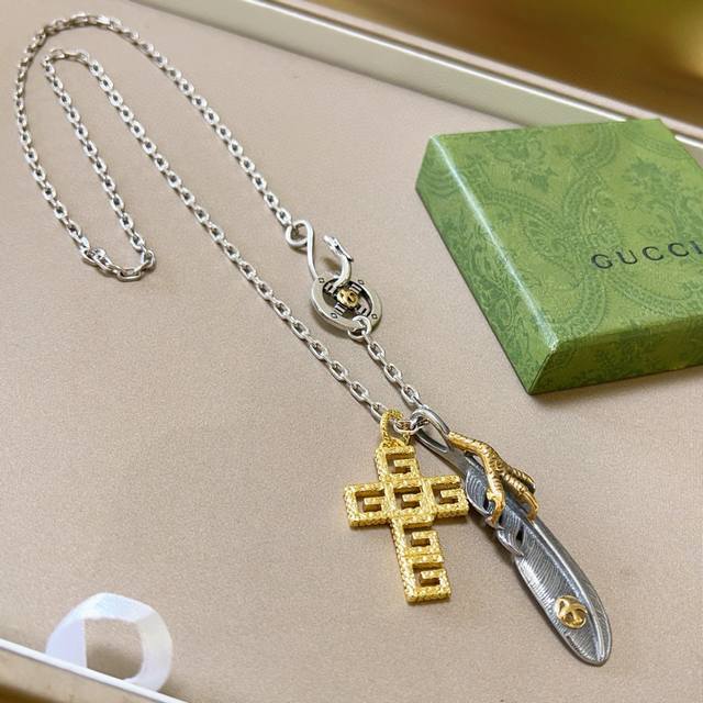 Gucci's latest necklace, a higher-end chain, is a celebrity favorite. The Anger